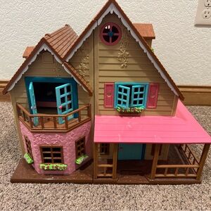 Li’l Woodzeez Honeysuckle Hillside Cottage Dollhouse Set w/ Car Squirrel Family
